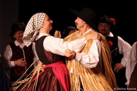Ples in glasba izpod kamniških planin v izvedbi Folklorne skupine Kamnik in njihovih prijateljev  (67)